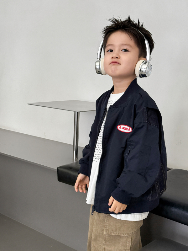 Gyermekeknek készült őszi dzseki denim patchwork és betűhímzéssel, hosszú ujjú, cipzár az elején, koreai stílus