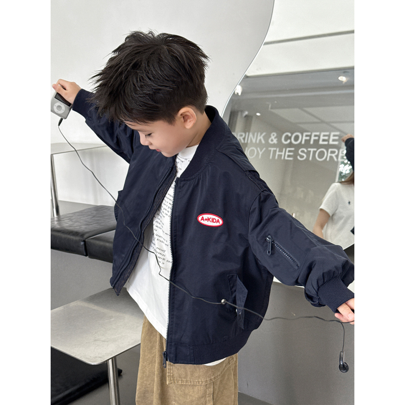 Gyermekeknek készült őszi dzseki denim patchwork és betűhímzéssel, hosszú ujjú, cipzár az elején, koreai stílus