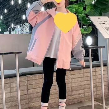 Dječja jakna za djevojčice s kapuljačom, jesen 2025 – debeli vanjski poliester, podstava od pamuka, zatvarač, kapuljača, uzorci: pruge, karirano, jednobojna ili crtani.