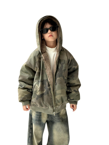 Geacă de iarnă pentru copii, model camuflaj, din bumbac gros cu Căptușeală poliester, închidere cu fermoar.