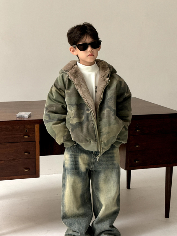 Geacă de iarnă pentru copii, model camuflaj, din bumbac gros cu Căptușeală poliester, închidere cu fermoar.