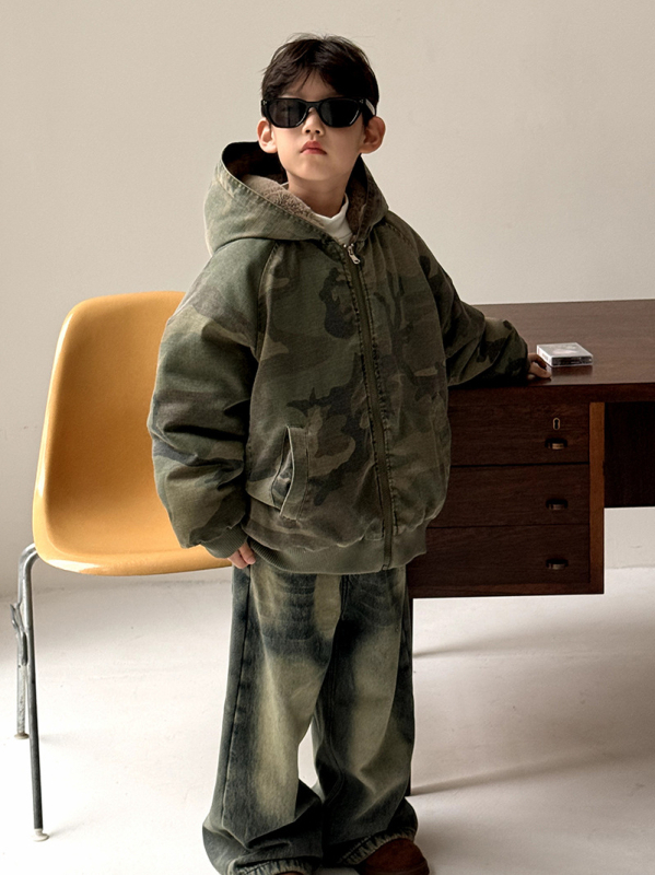 Geacă de iarnă pentru copii, model camuflaj, din bumbac gros cu Căptușeală poliester, închidere cu fermoar.