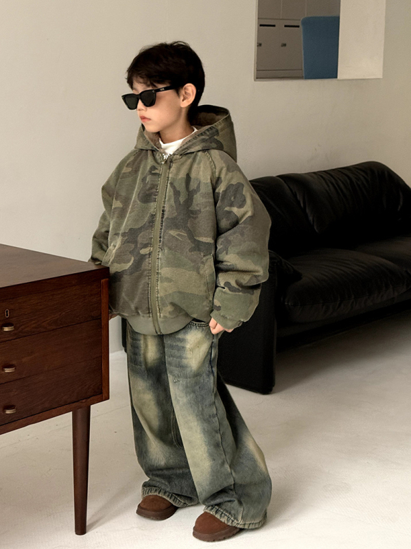 Geacă de iarnă pentru copii, model camuflaj, din bumbac gros cu Căptușeală poliester, închidere cu fermoar.