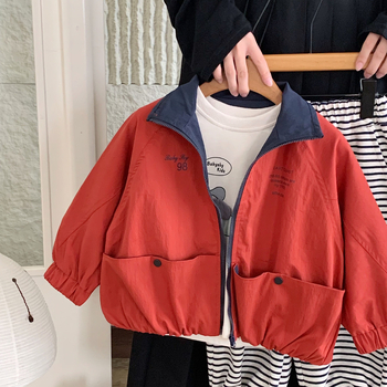 Koreai stílusú gyerekdzseki, nylon külső anyag, poliészter bélés, rever gallér, egy soros záródás, 3–8 éveseknek, ősz