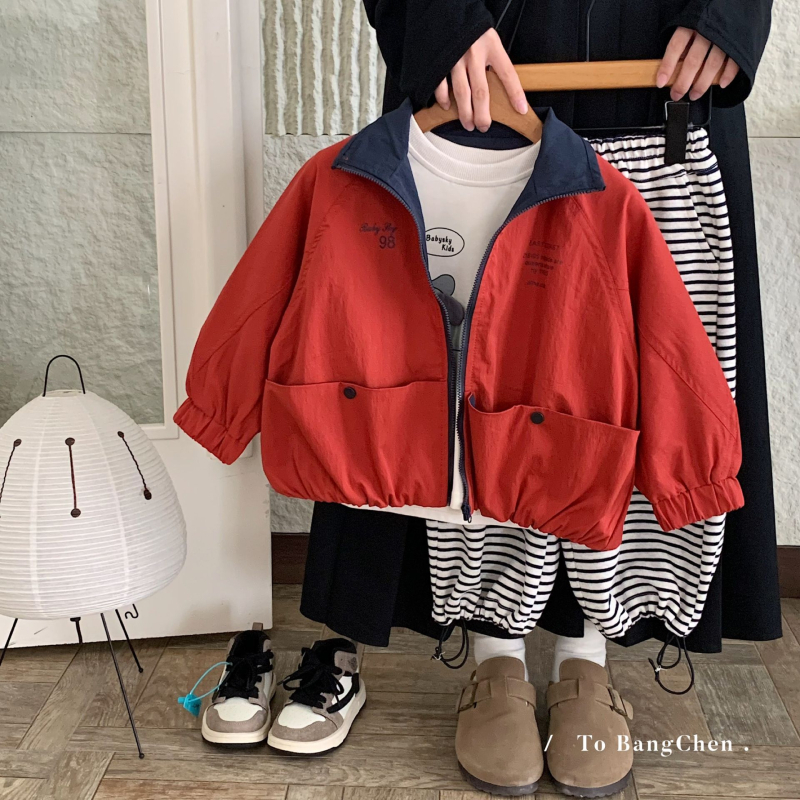 Koreai stílusú gyerekdzseki, nylon külső anyag, poliészter bélés, rever gallér, egy soros záródás, 3–8 éveseknek, ősz