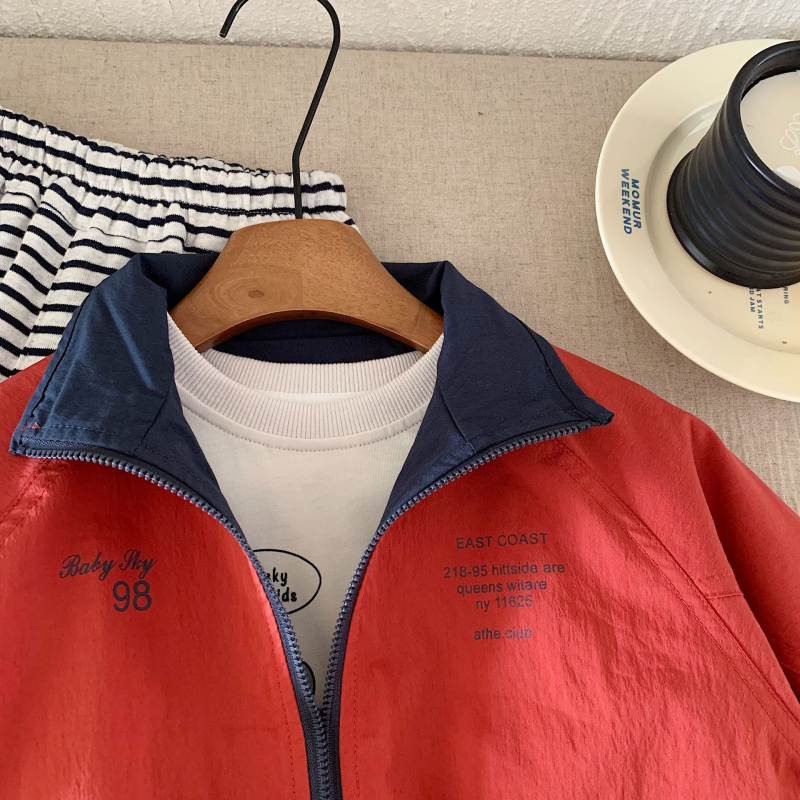 Koreai stílusú gyerekdzseki, nylon külső anyag, poliészter bélés, rever gallér, egy soros záródás, 3–8 éveseknek, ősz