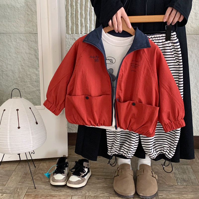 Koreai stílusú gyerekdzseki, nylon külső anyag, poliészter bélés, rever gallér, egy soros záródás, 3–8 éveseknek, ősz