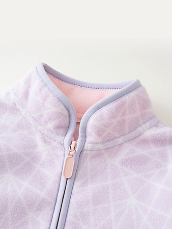 Gyermek polár dzseki absztrakt geometriai mintával, 100% poliészter polár, cipzáras záródás, állógallér, ősz 2025