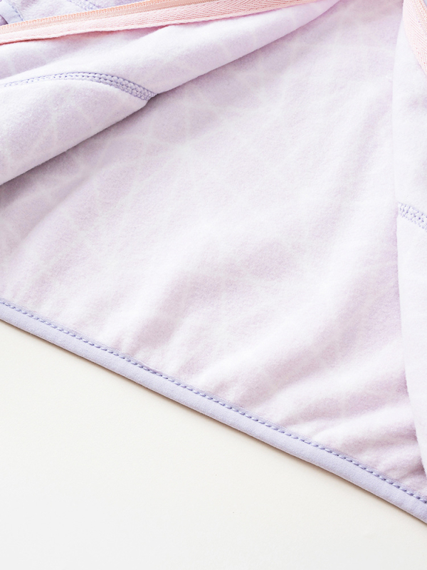 Gyermek polár dzseki absztrakt geometriai mintával, 100% poliészter polár, cipzáras záródás, állógallér, ősz 2025