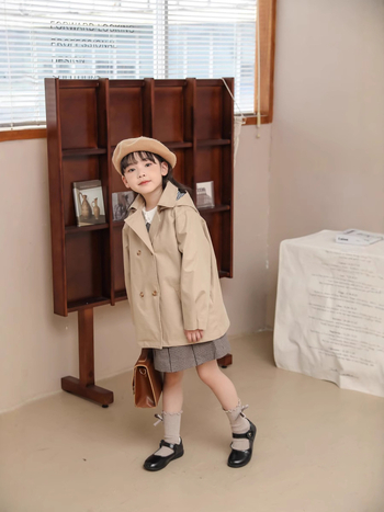 Детско момичешко тренч-палто с качулка, ветроустойчиво и водоустойчиво, сваляема качулка, двойно редове копчета, средна дължина, външна материя найлон, подплата памук