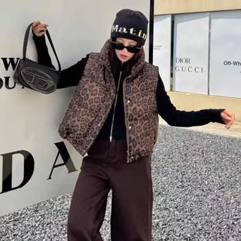 Ženska leopard printana prešivana vesta bez rukava, kratka, stojeći ovratnik, zatvarač, poliester, 86-90% punjenja, zima 2025, gradski stil
