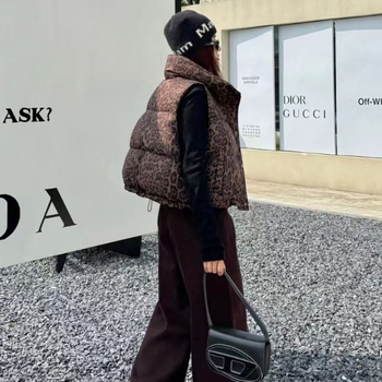 Ženska leopard printana prešivana vesta bez rukava, kratka, stojeći ovratnik, zatvarač, poliester, 86-90% punjenja, zima 2025, gradski stil