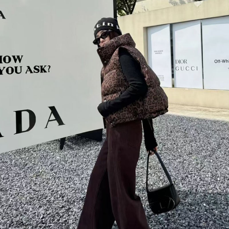Ženska leopard printana prešivana vesta bez rukava, kratka, stojeći ovratnik, zatvarač, poliester, 86-90% punjenja, zima 2025, gradski stil