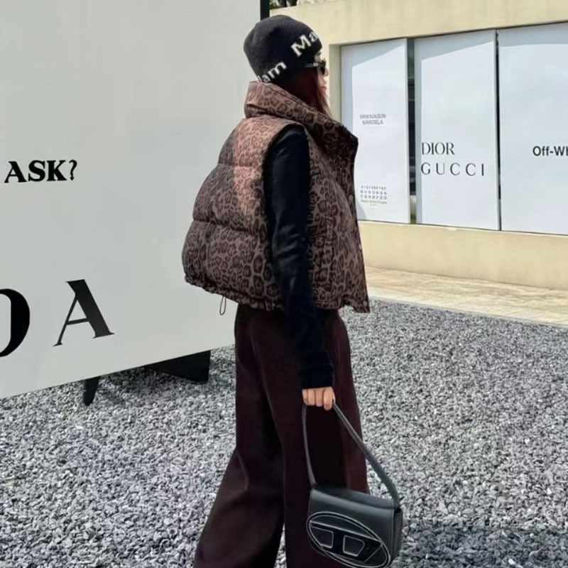 Ženska leopard printana prešivana vesta bez rukava, kratka, stojeći ovratnik, zatvarač, poliester, 86-90% punjenja, zima 2025, gradski stil