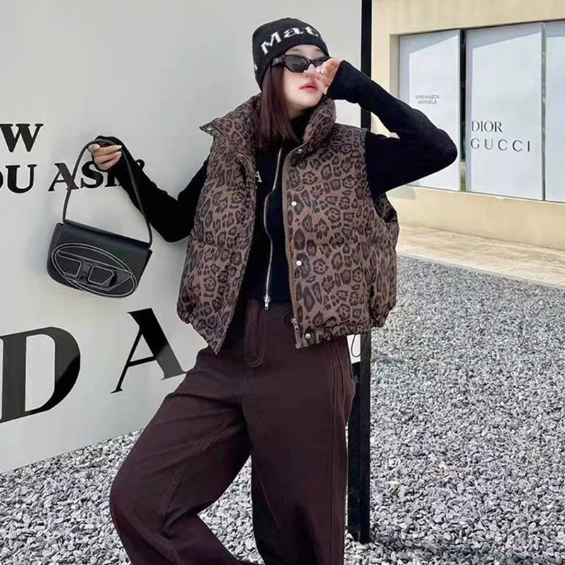 Ženska leopard printana prešivana vesta bez rukava, kratka, stojeći ovratnik, zatvarač, poliester, 86-90% punjenja, zima 2025, gradski stil