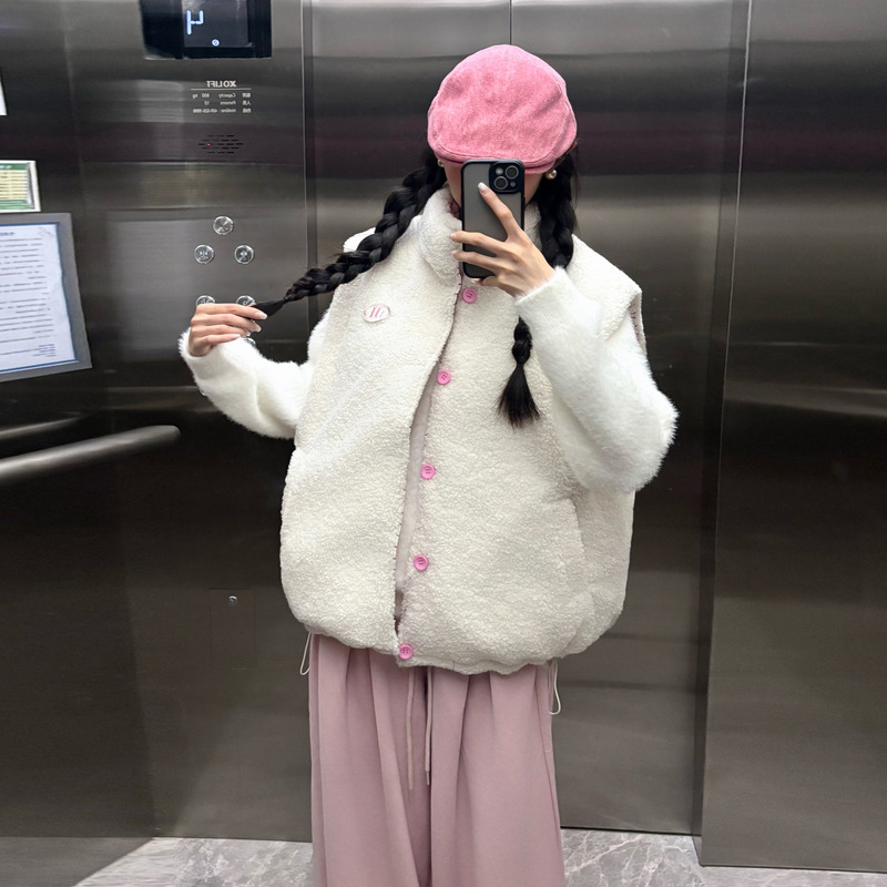 Женска жилетка с пух-памук, геометричен модел, стойка яка, пълнеж пух-памук, цип, къса дължина