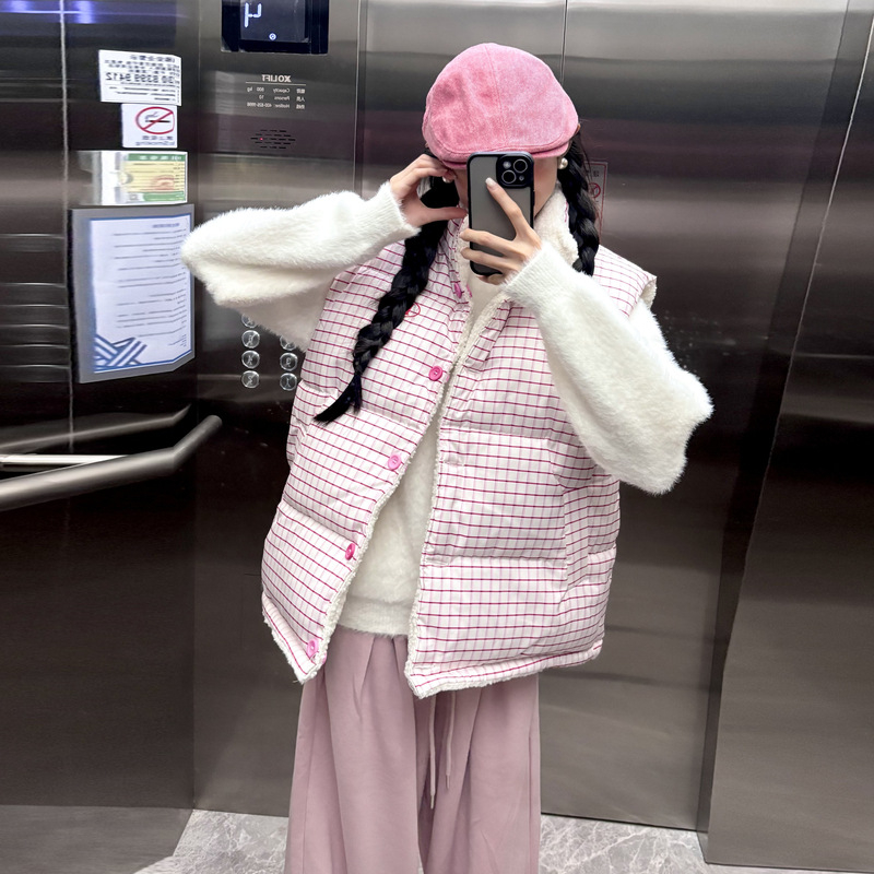 Женска жилетка с пух-памук, геометричен модел, стойка яка, пълнеж пух-памук, цип, къса дължина