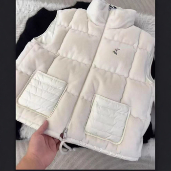 Velúr szövetből készült mellény tollal töltött, kardigan-stílusú, karcsú szabású, rövid, álló gallér