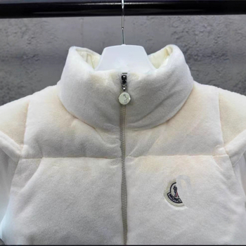 Velúr szövetből készült mellény tollal töltött, kardigan-stílusú, karcsú szabású, rövid, álló gallér