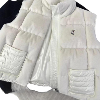 Velúr szövetből készült mellény tollal töltött, kardigan-stílusú, karcsú szabású, rövid, álló gallér