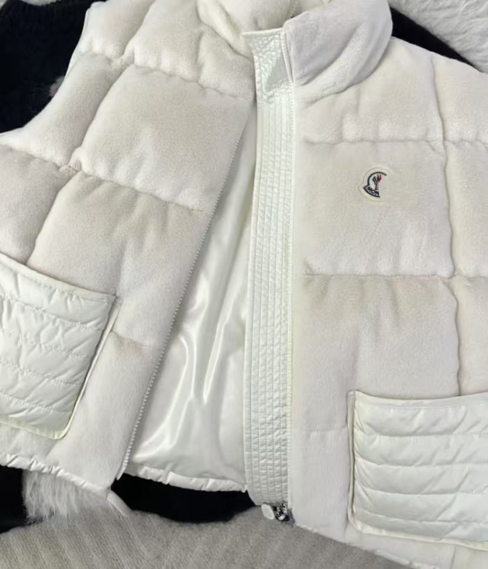 Velúr szövetből készült mellény tollal töltött, kardigan-stílusú, karcsú szabású, rövid, álló gallér