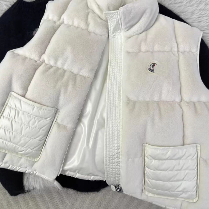 Velúr szövetből készült mellény tollal töltött, kardigan-stílusú, karcsú szabású, rövid, álló gallér