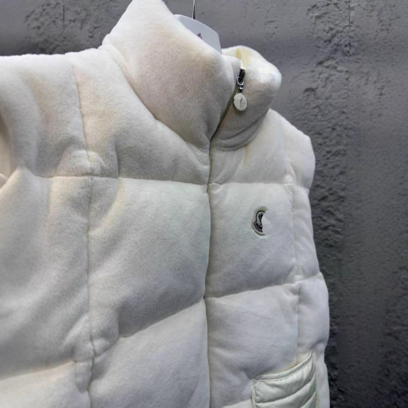 Velúr szövetből készült mellény tollal töltött, kardigan-stílusú, karcsú szabású, rövid, álló gallér