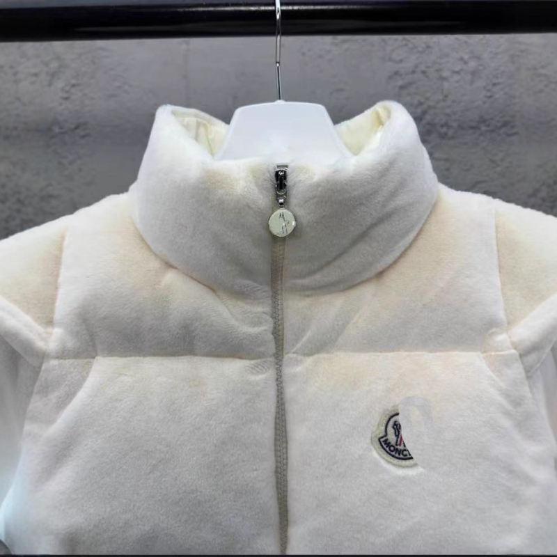 Velúr szövetből készült mellény tollal töltött, kardigan-stílusú, karcsú szabású, rövid, álló gallér