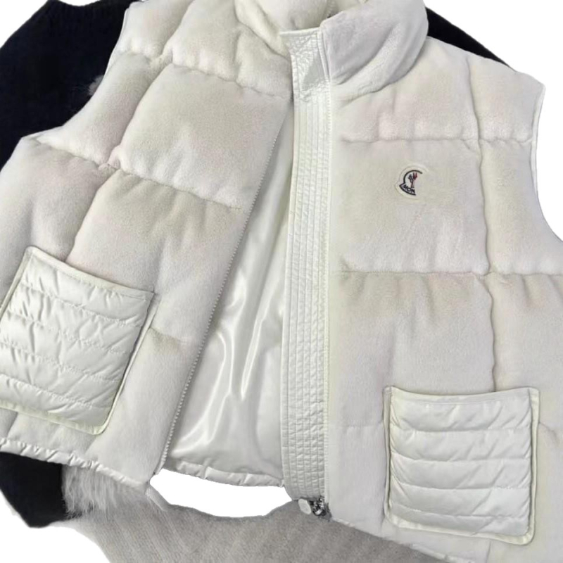 Velúr szövetből készült mellény tollal töltött, kardigan-stílusú, karcsú szabású, rövid, álló gallér