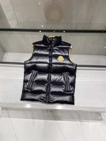 Пухен жилет с лого на гърдите, стояща яка, съдържание на пух 76–80%, нейлонова материя, цип, свободна кройка