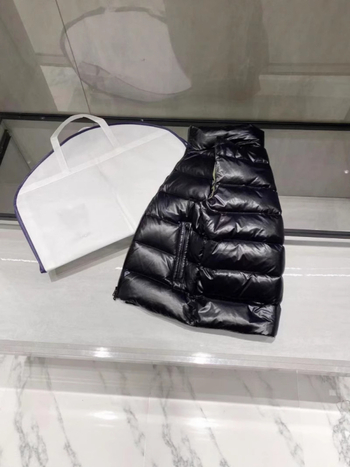 Пухен жилет с лого на гърдите, стояща яка, съдържание на пух 76–80%, нейлонова материя, цип, свободна кройка