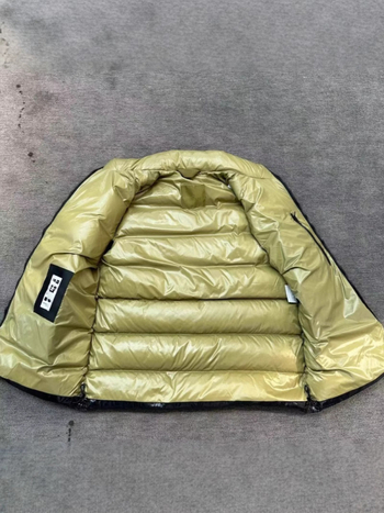 Пухен жилет с лого на гърдите, стояща яка, съдържание на пух 76–80%, нейлонова материя, цип, свободна кройка