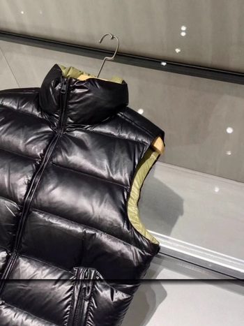 Пухен жилет с лого на гърдите, стояща яка, съдържание на пух 76–80%, нейлонова материя, цип, свободна кройка