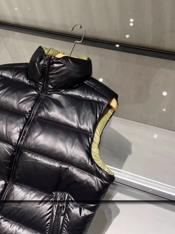 Пухен жилет с лого на гърдите, стояща яка, съдържание на пух 76–80%, нейлонова материя, цип, свободна кройка