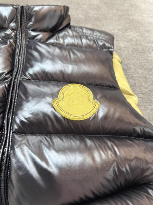 Пухен жилет с лого на гърдите, стояща яка, съдържание на пух 76–80%, нейлонова материя, цип, свободна кройка