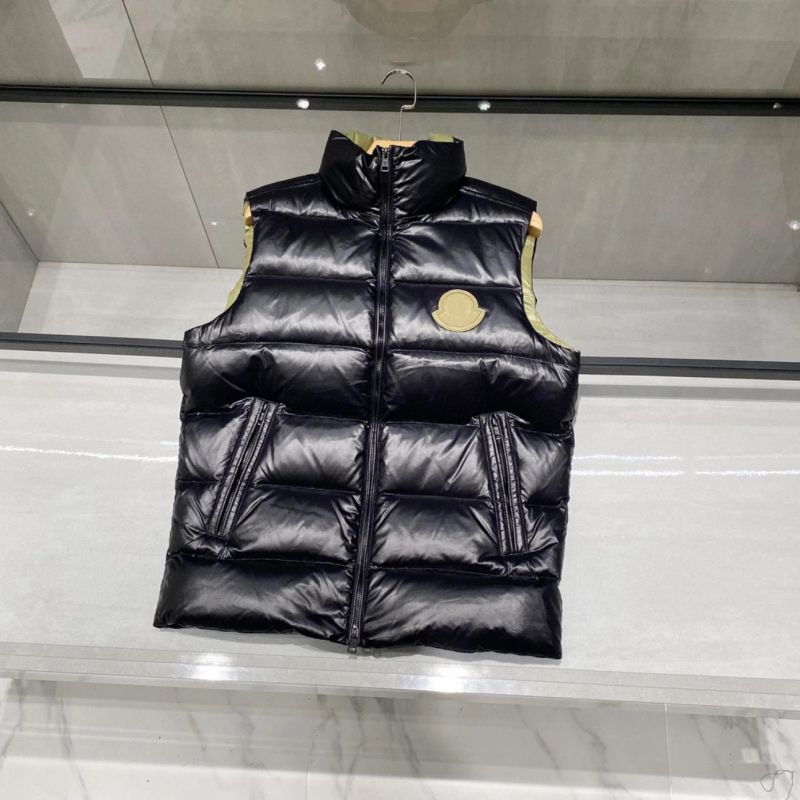 Пухен жилет с лого на гърдите, стояща яка, съдържание на пух 76–80%, нейлонова материя, цип, свободна кройка
