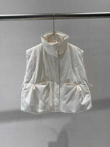 Ženska down vest s stojećim ovratnikom, zatvarač, punilo bijelo patino perje, udio perja 86-90%, obična duljina 50-65 cm