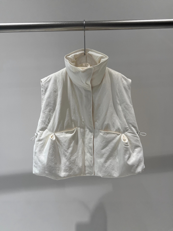 Ženska down vest s stojećim ovratnikom, zatvarač, punilo bijelo patino perje, udio perja 86-90%, obična duljina 50-65 cm