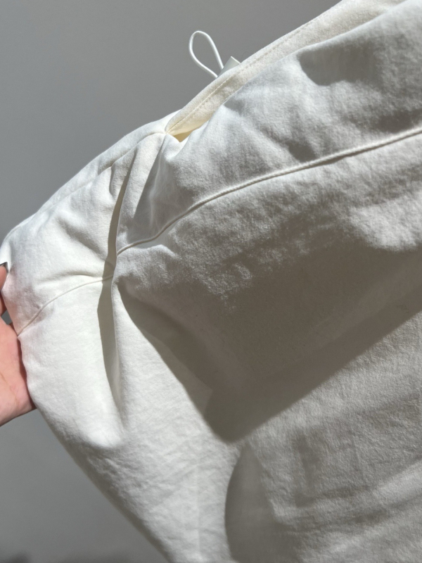 Ženska down vest s stojećim ovratnikom, zatvarač, punilo bijelo patino perje, udio perja 86-90%, obična duljina 50-65 cm