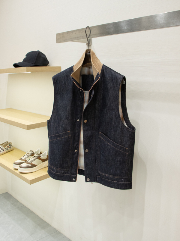 Ανδρικό ντένιμ γιλέκο με γέμισμα από πούπουλα χήνας 86–90%, σταθερή γιακάς και φερμουάρ