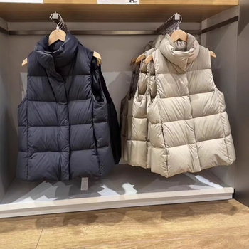 Ženski down vest s punilom od bijelog patke, udio perja 86–90%, uobičajena duljina, jesen 2023
