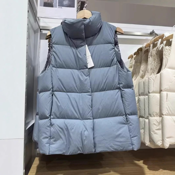Ženski down vest s punilom od bijelog patke, udio perja 86–90%, uobičajena duljina, jesen 2023