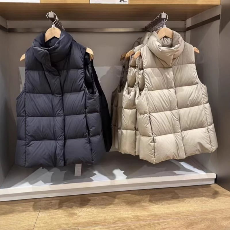 Ženski down vest s punilom od bijelog patke, udio perja 86–90%, uobičajena duljina, jesen 2023