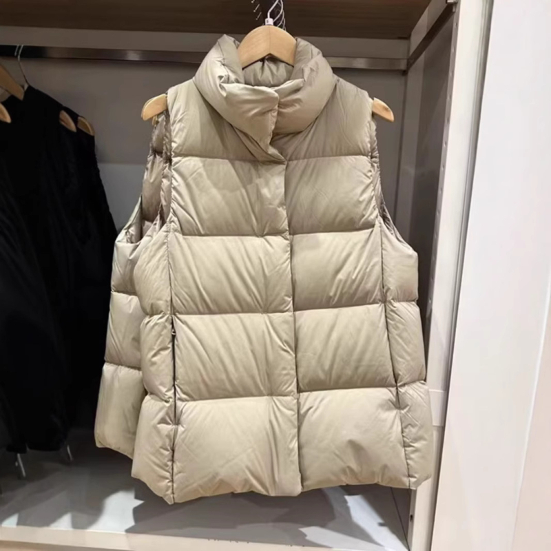 Ženski down vest s punilom od bijelog patke, udio perja 86–90%, uobičajena duljina, jesen 2023