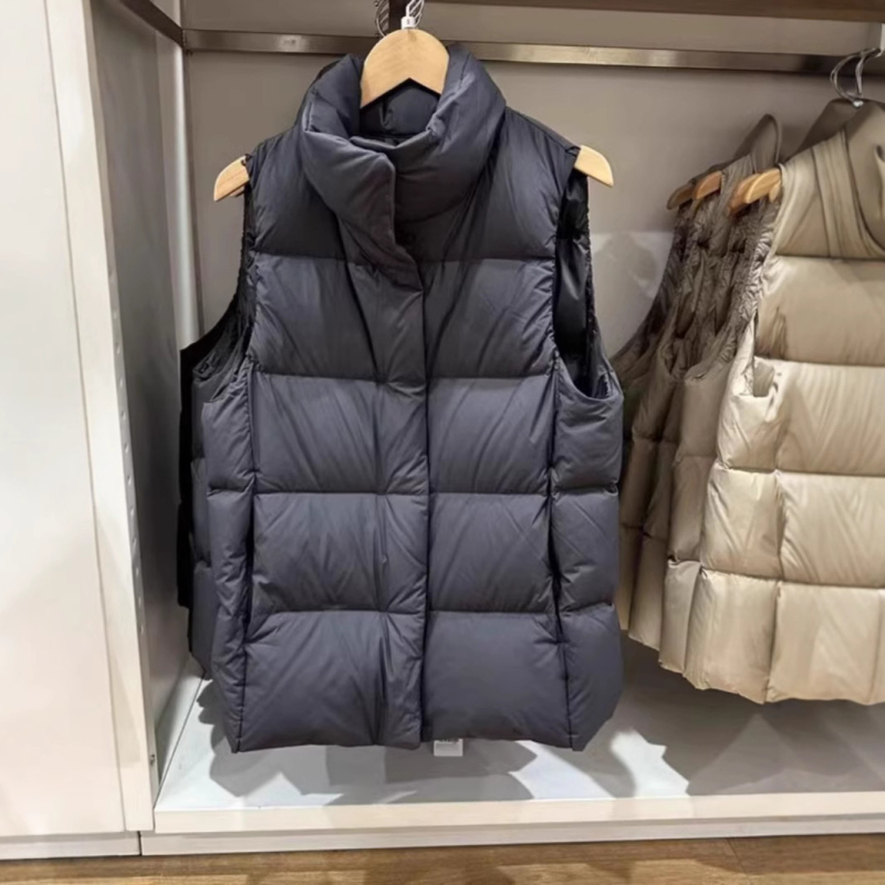 Ženski down vest s punilom od bijelog patke, udio perja 86–90%, uobičajena duljina, jesen 2023