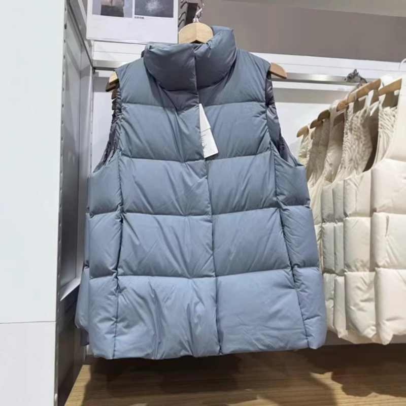 Ženski down vest s punilom od bijelog patke, udio perja 86–90%, uobičajena duljina, jesen 2023