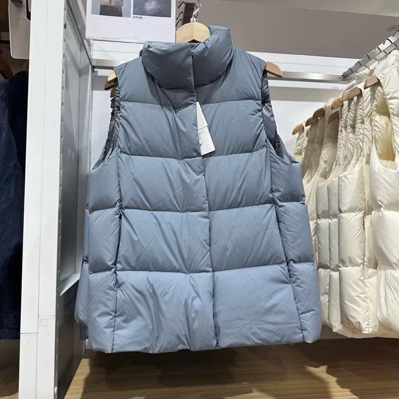 Ženski down vest s punilom od bijelog patke, udio perja 86–90%, uobičajena duljina, jesen 2023
