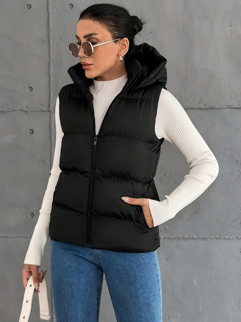 Дамски качулен жилет от полиестер, пухово-памучен пълнеж, едноцветен дизайн, цип отпред, дължина 50–65 см, есен 2025, елегантен градски стил