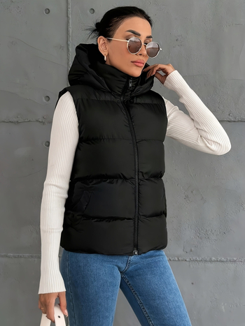 Дамски качулен жилет от полиестер, пухово-памучен пълнеж, едноцветен дизайн, цип отпред, дължина 50–65 см, есен 2025, елегантен градски стил