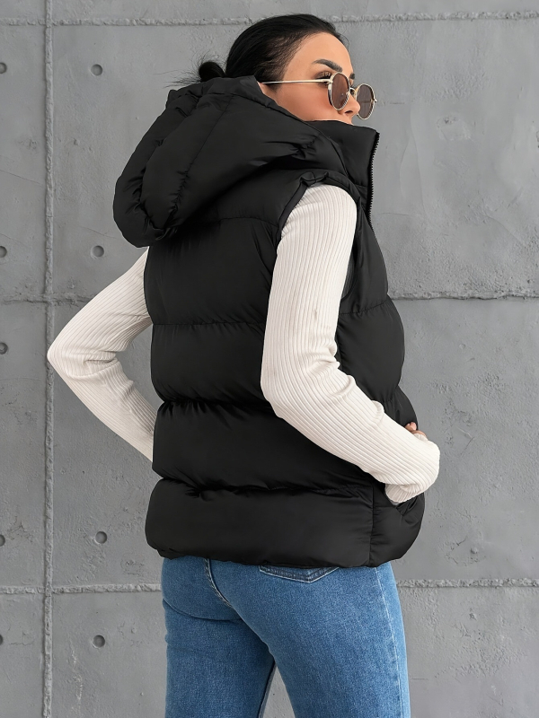 Дамски качулен жилет от полиестер, пухово-памучен пълнеж, едноцветен дизайн, цип отпред, дължина 50–65 см, есен 2025, елегантен градски стил
